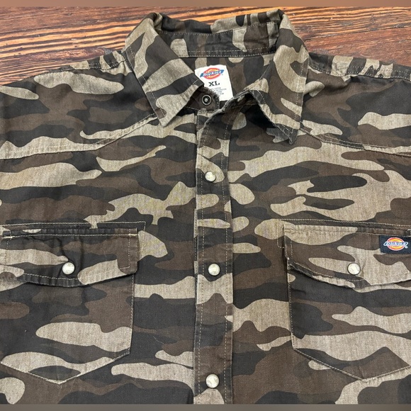 Dickies Other - Dickies Men Camo Long Sleeve Logo Button Down Collared Pocket Shirt Sz Xl 133187